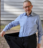 Mann mit zu weit gewordener Hose